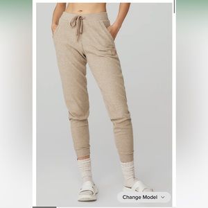 Alo Yoga Muse Sweatpants